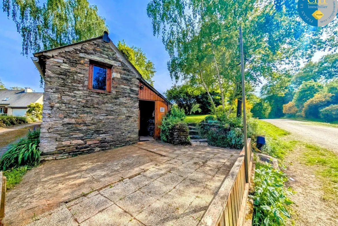 Belle maison en pierre à Guer en Brocéliande avec dépendances et cadre enchanteur 