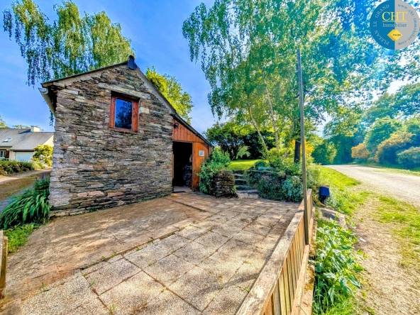 Belle maison en pierre à Guer en Brocéliande avec dépendances et cadre enchanteur 