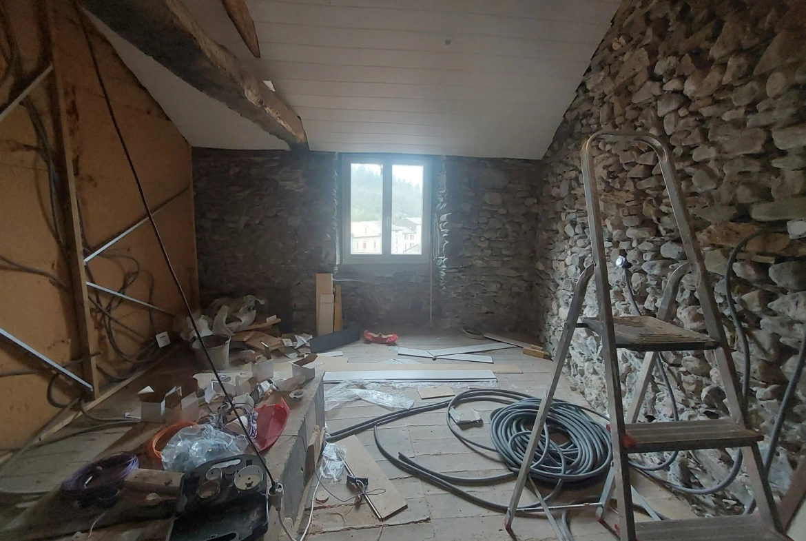 Maison de village à Fayet de 57 m² avec travaux à terminer en milieu rural 