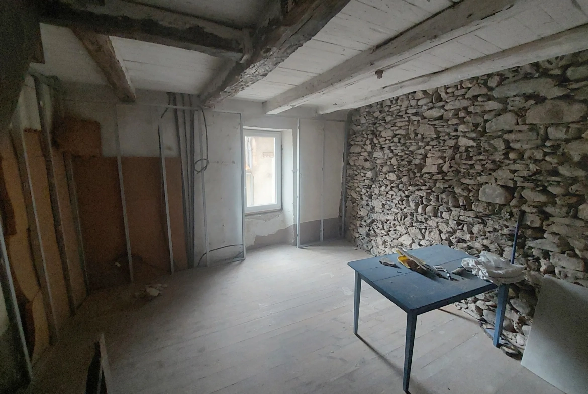 Maison de village à Fayet de 57 m² avec travaux à terminer en milieu rural 