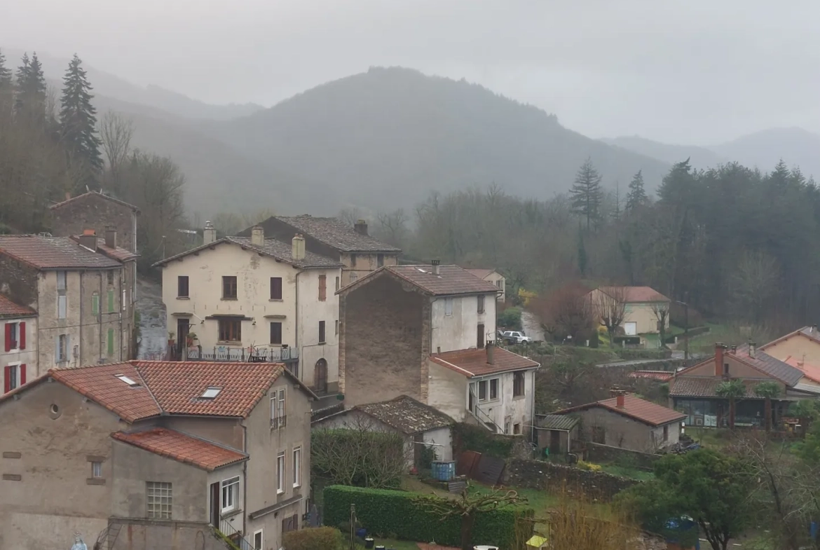 Maison de village à Fayet de 57 m² avec travaux à terminer en milieu rural 