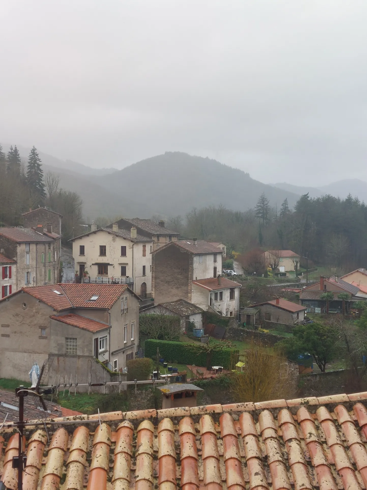 Maison de village à Fayet de 57 m² avec travaux à terminer en milieu rural 