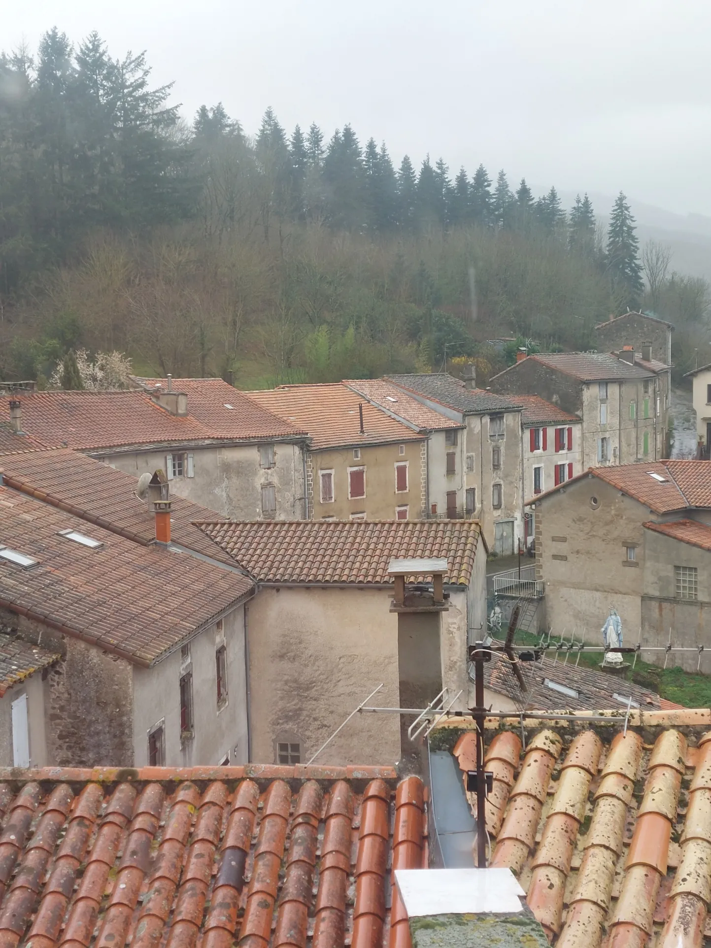 Maison de village à Fayet de 57 m² avec travaux à terminer en milieu rural 