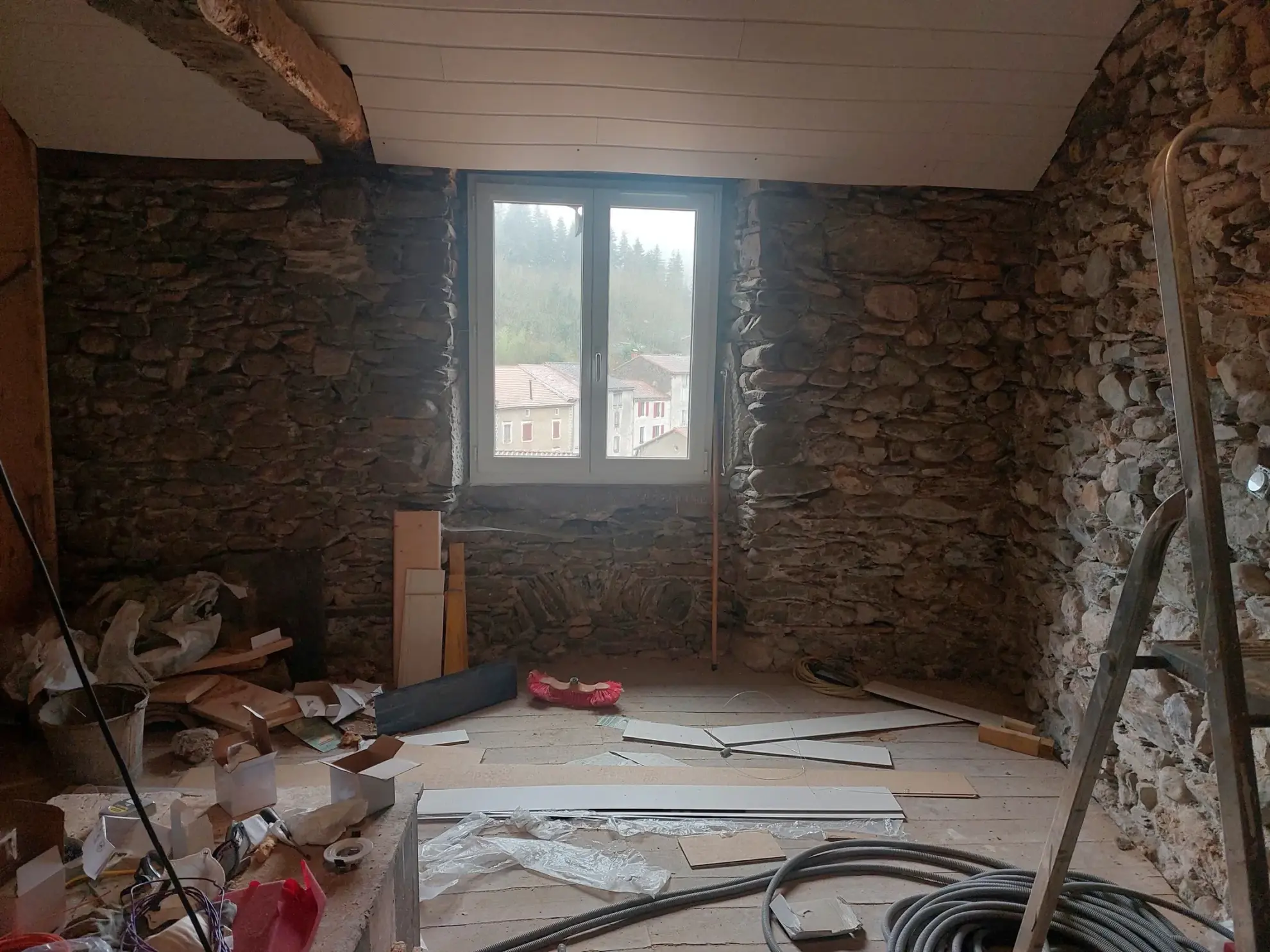 Maison de village à Fayet de 57 m² avec travaux à terminer en milieu rural 