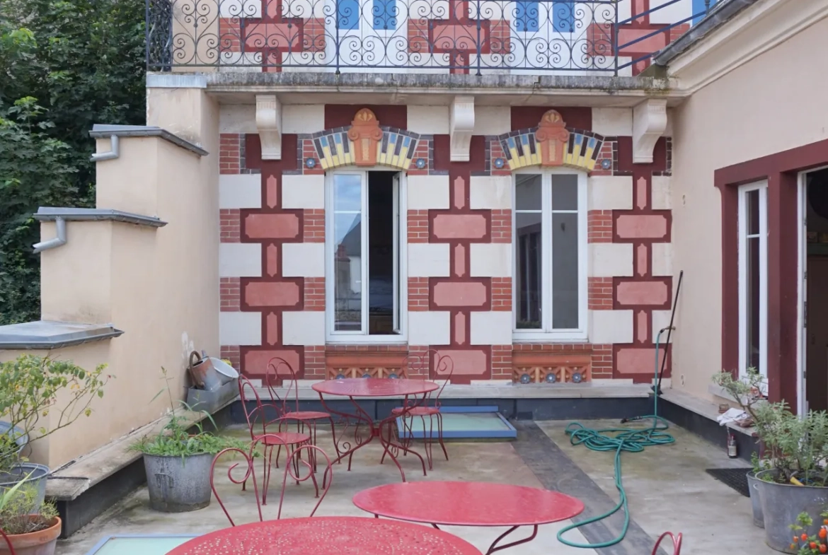 Maison de ville spacieuse avec appartement indépendant à Luzy 