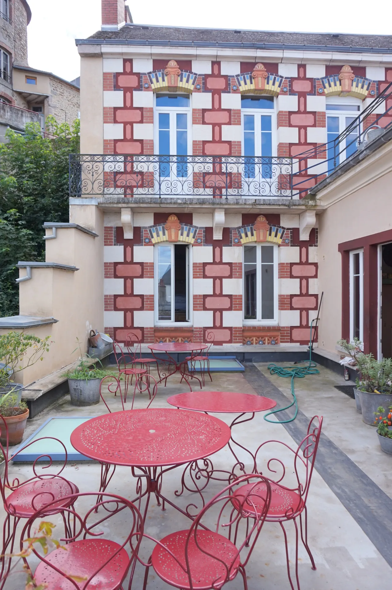 Maison de ville spacieuse avec appartement indépendant à Luzy 