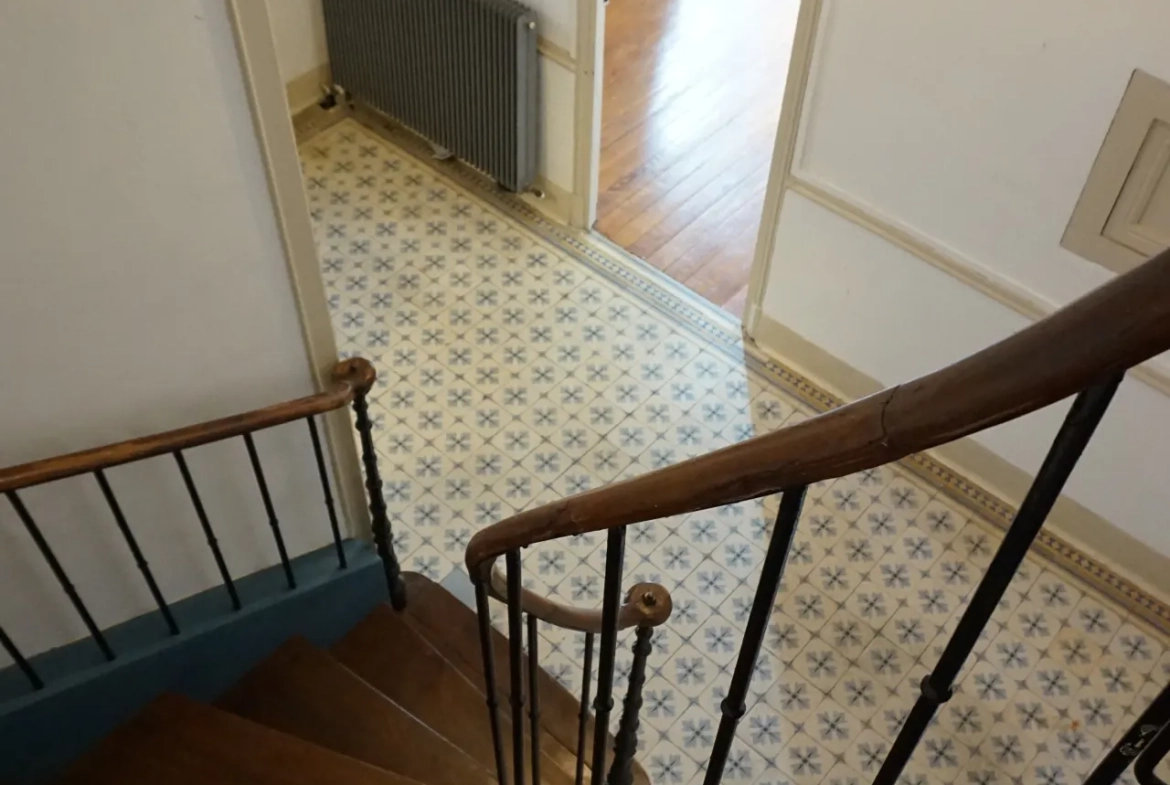 Maison de ville spacieuse avec appartement indépendant à Luzy 
