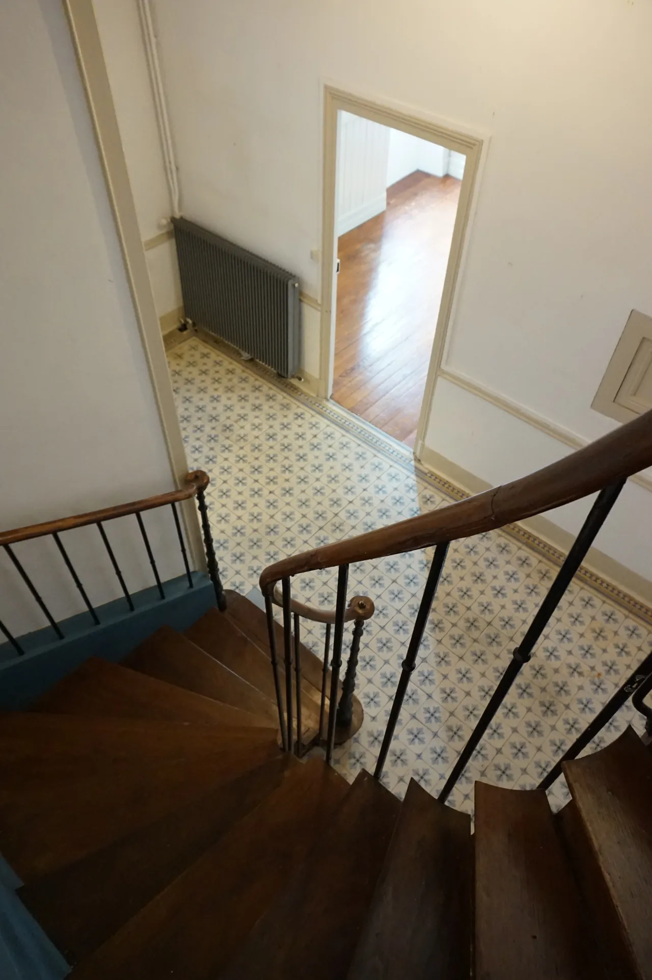 Maison de ville spacieuse avec appartement indépendant à Luzy 
