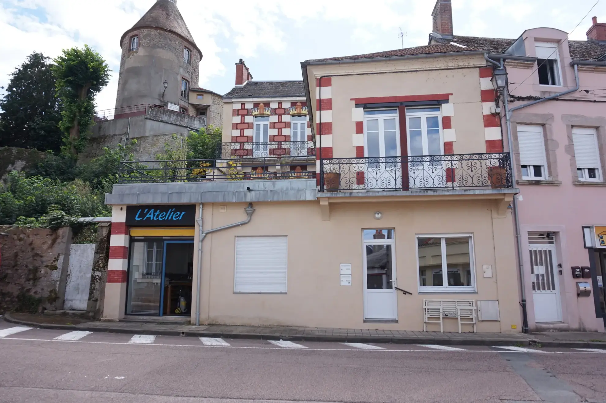 Maison de ville spacieuse avec appartement indépendant à Luzy 