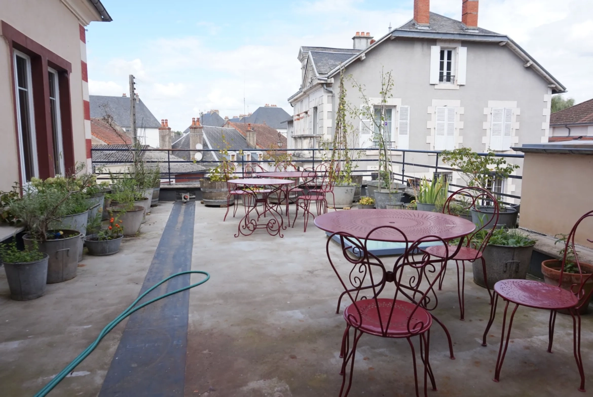 Maison de ville spacieuse avec appartement indépendant à Luzy 