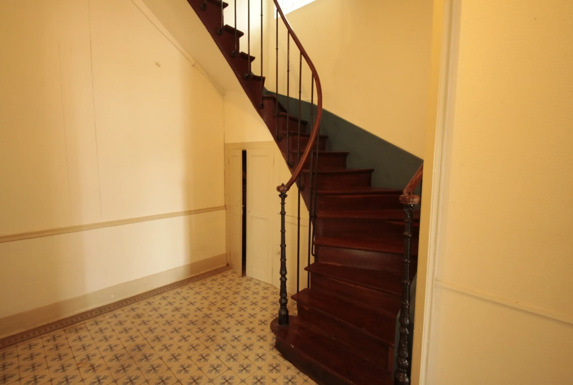 Maison de ville spacieuse avec appartement indépendant à Luzy 