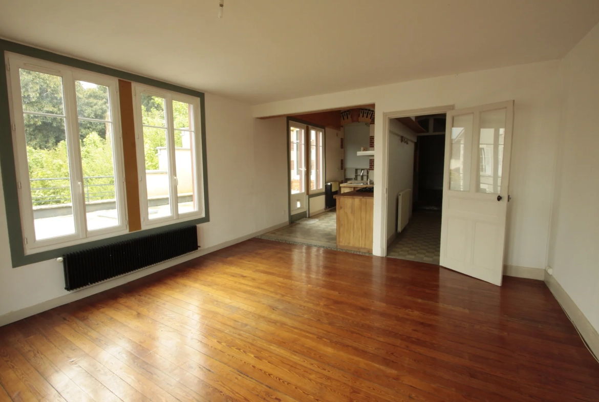 Maison de ville spacieuse avec appartement indépendant à Luzy 