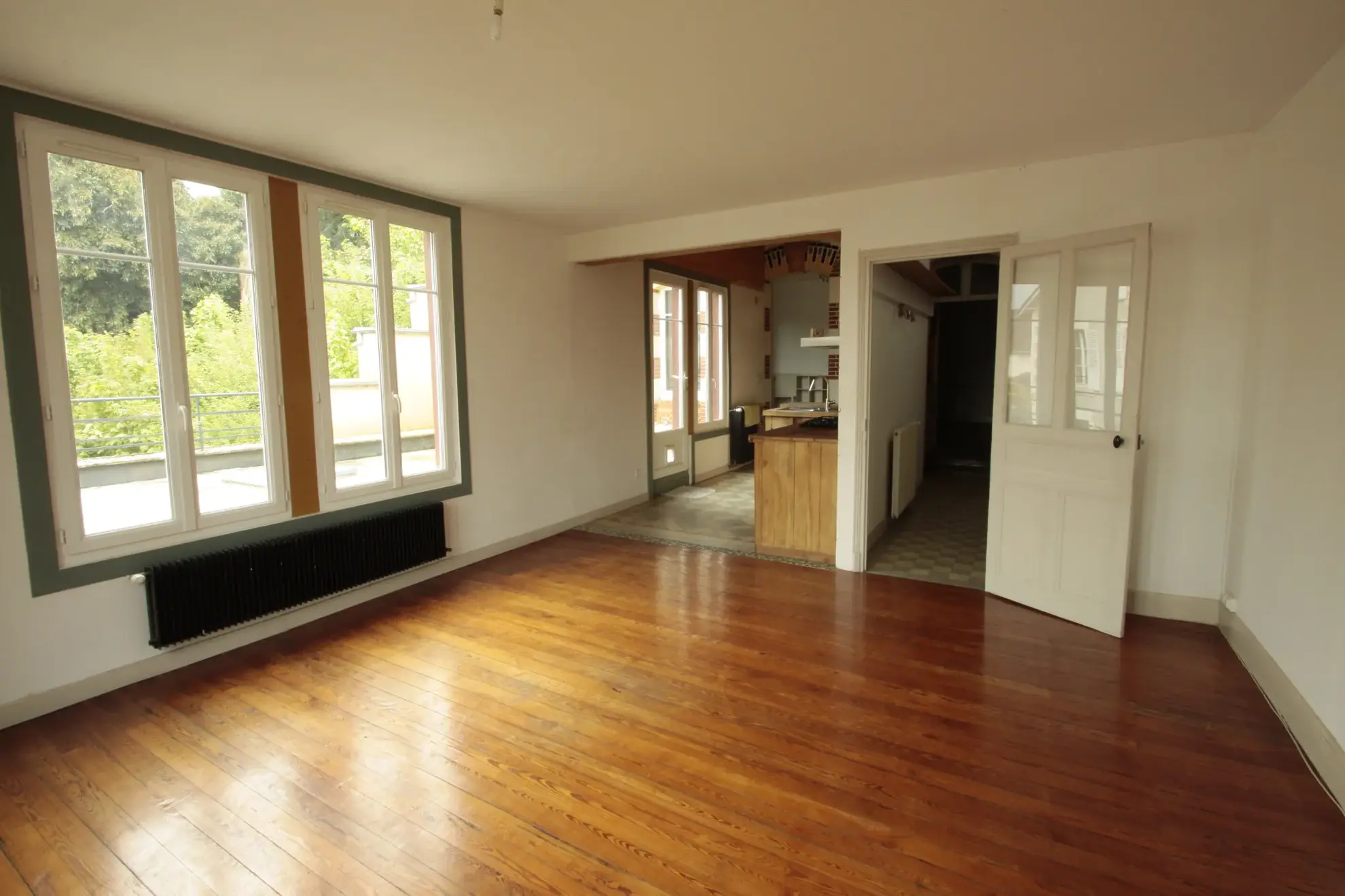 Maison de ville spacieuse avec appartement indépendant à Luzy 