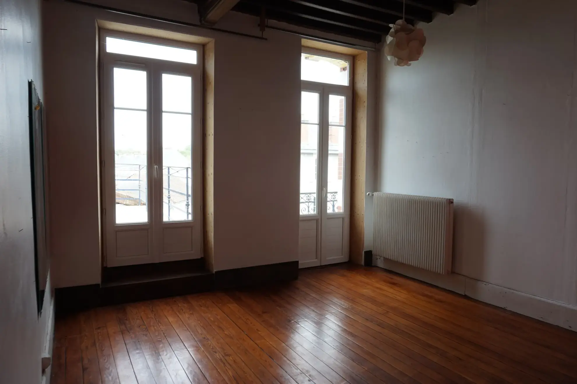 Maison de ville spacieuse avec appartement indépendant à Luzy 
