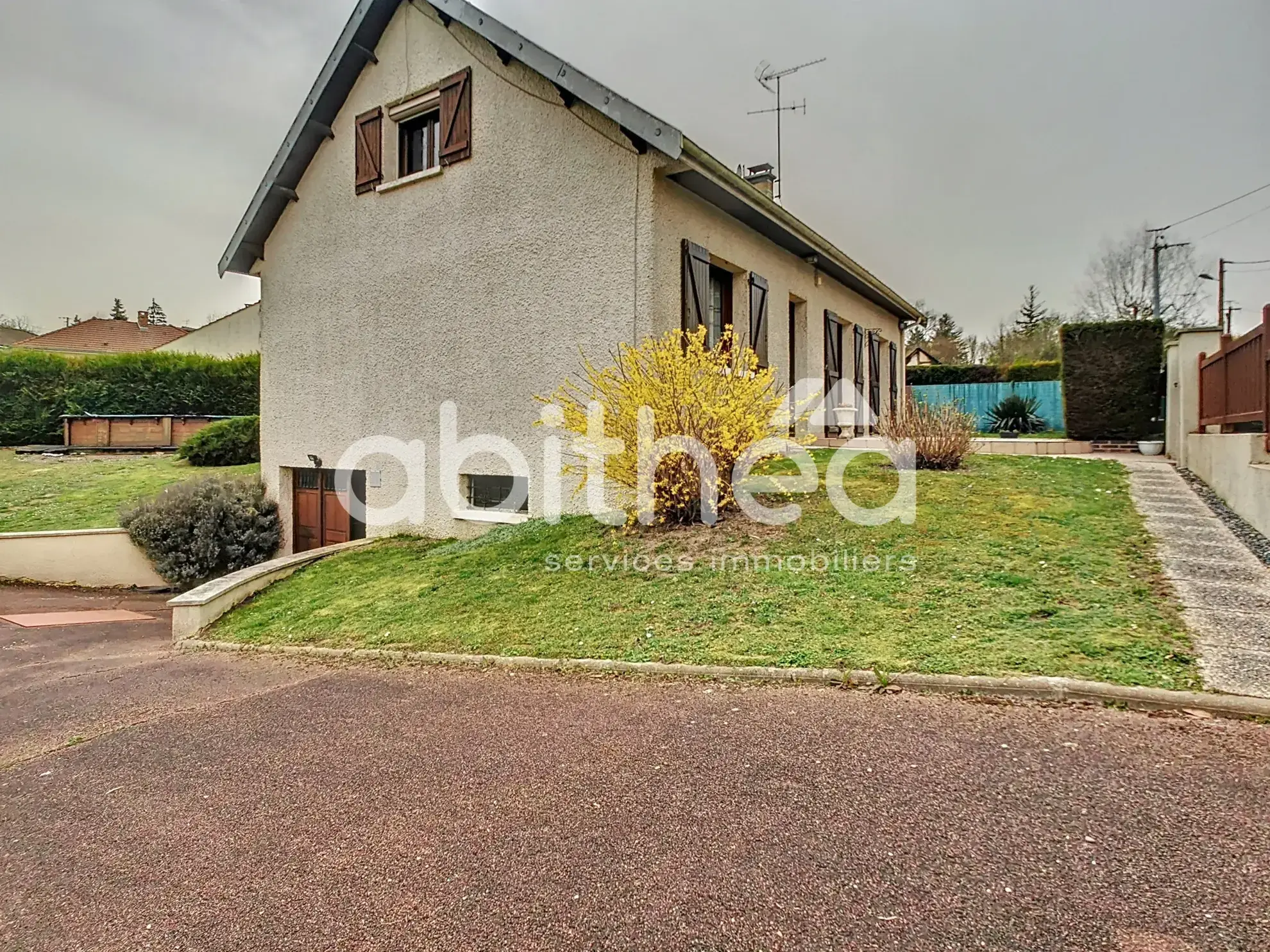 Maison 4 pièces de 135 m² à Feuges avec piscine et jardin 