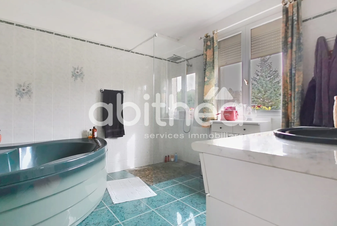 Maison 4 pièces de 135 m² à Feuges avec piscine et jardin 