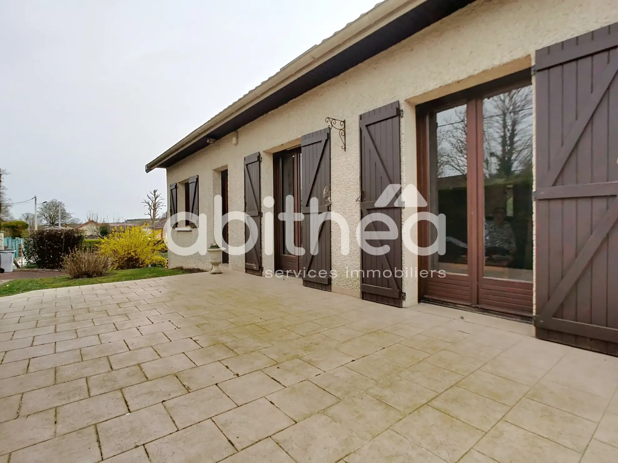Maison 4 pièces de 135 m² à Feuges avec piscine et jardin 