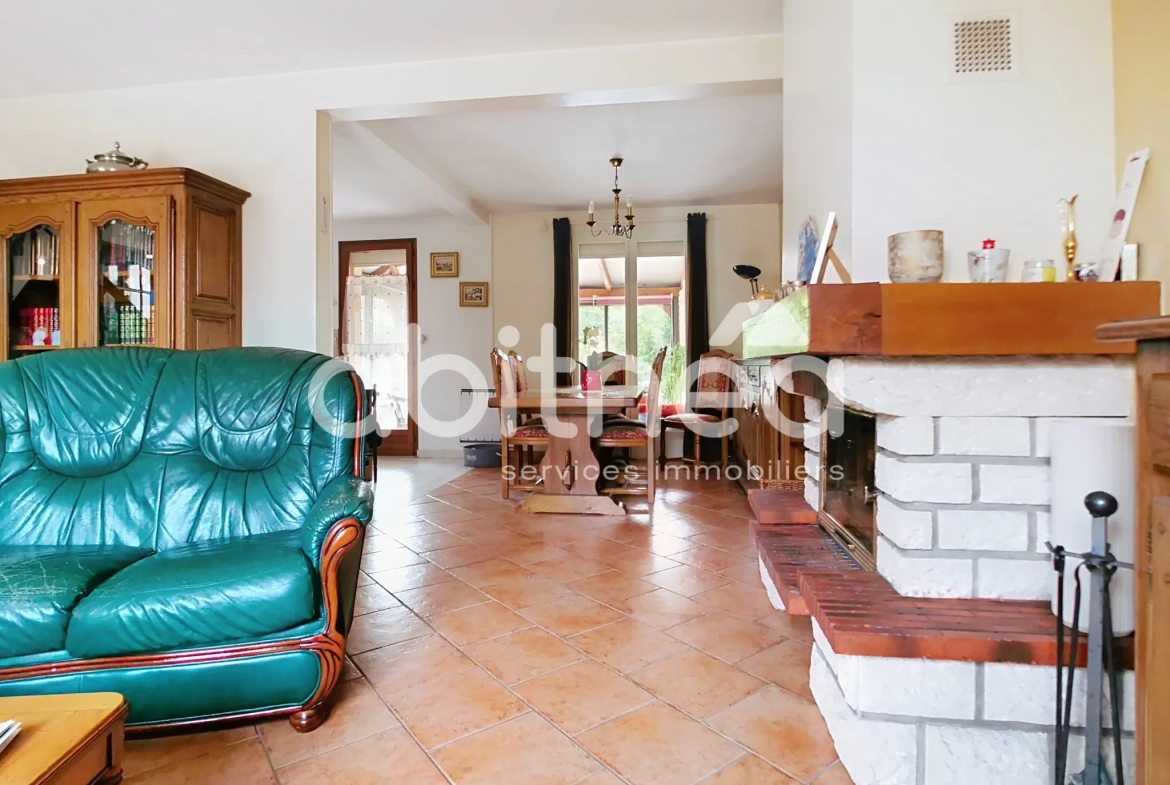 Maison 4 pièces de 135 m² à Feuges avec piscine et jardin 