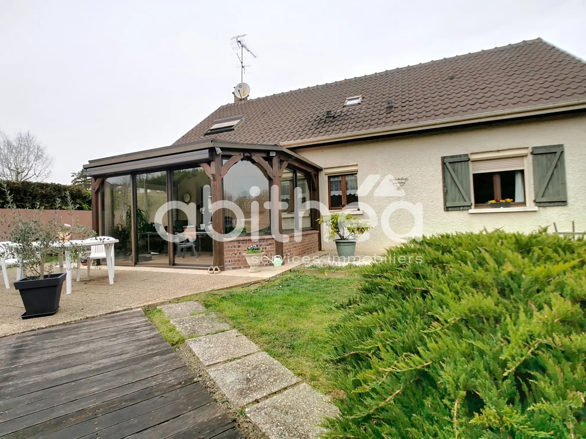 Maison 4 pièces de 135 m² à Feuges avec piscine et jardin 