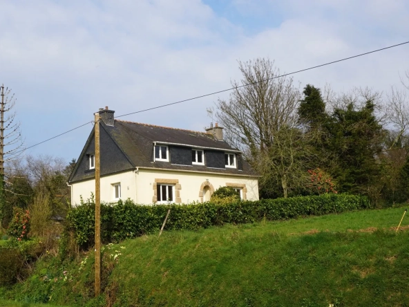 Maison à vendre à Plougonver avec 4 chambres et grand jardin, idéal rénovation