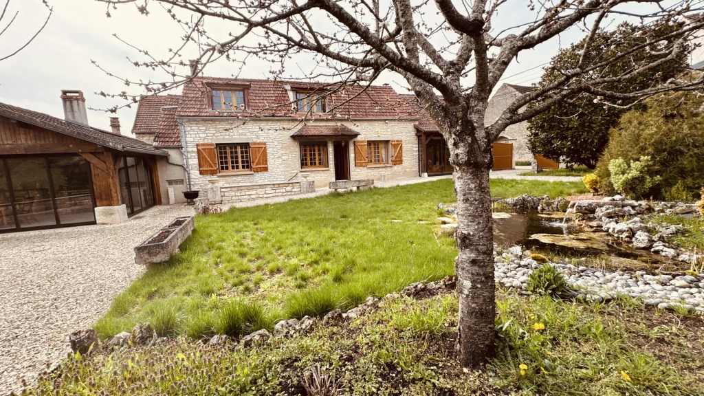 Belle propriété avec vue imprenable sur la vallée du Serein proche Noyers-sur-Serein