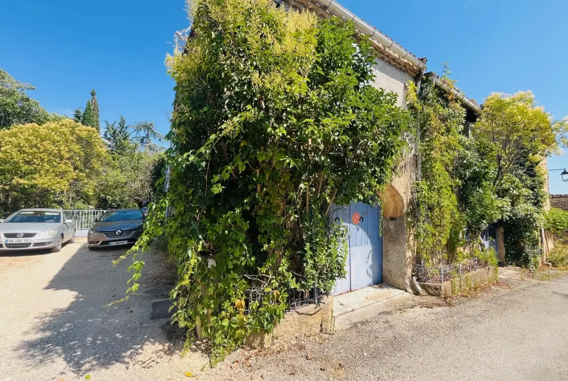 Maison ancienne à rénover avec dépendances et jardin en Provence 