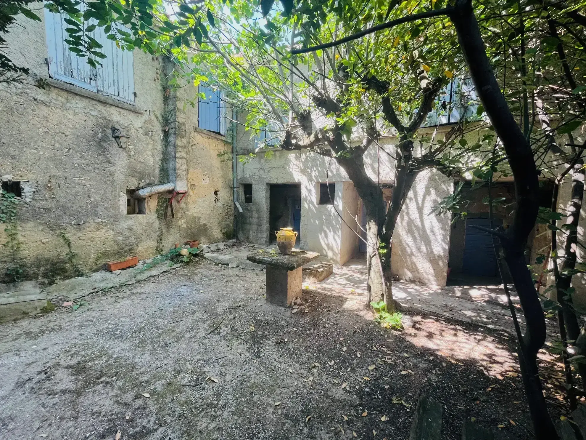 Maison ancienne à rénover avec dépendances et jardin en Provence 
