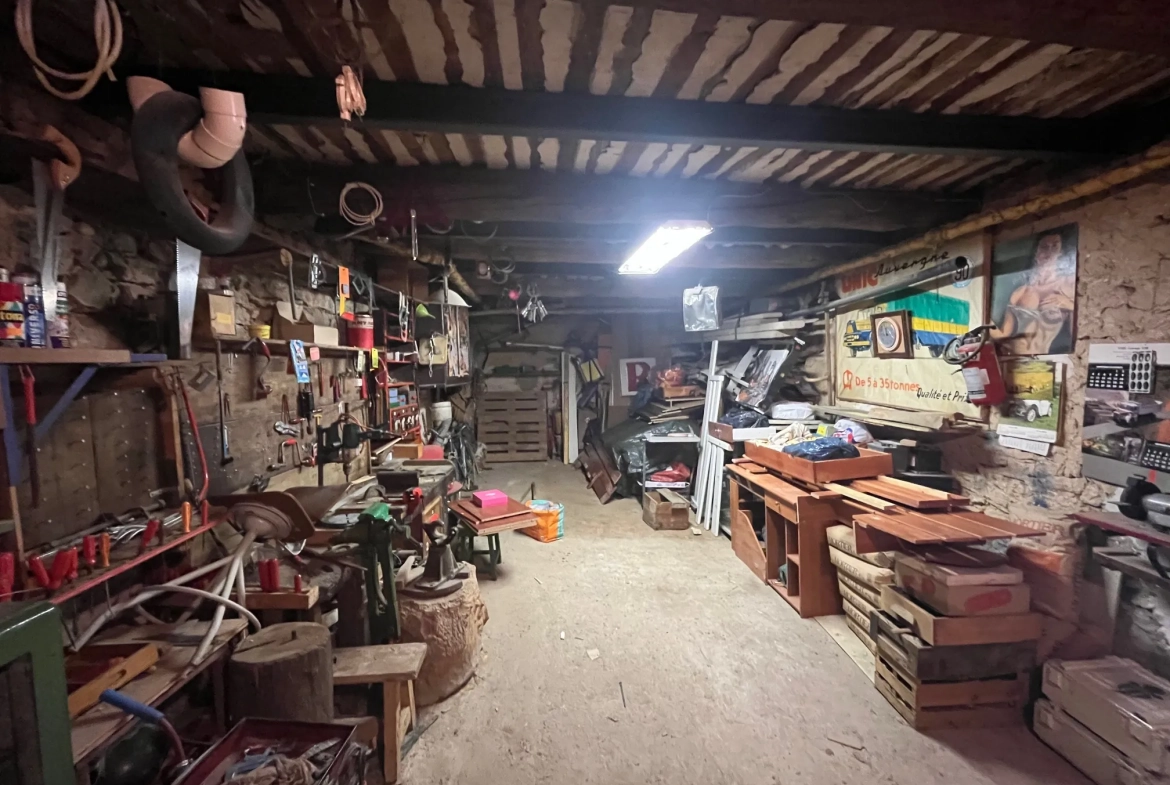 Maison ancienne à rénover avec dépendances et jardin en Provence 