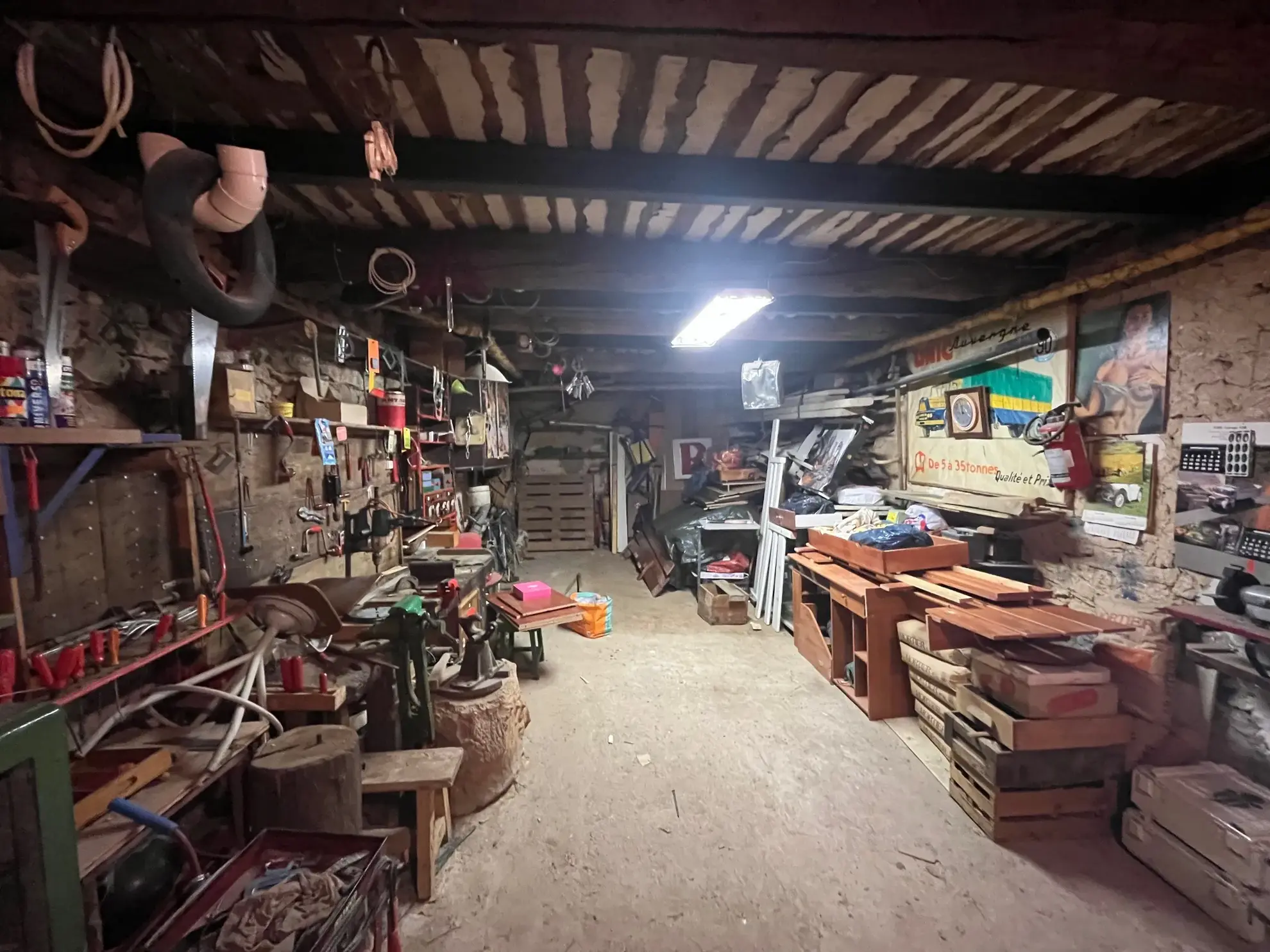 Maison ancienne à rénover avec dépendances et jardin en Provence 