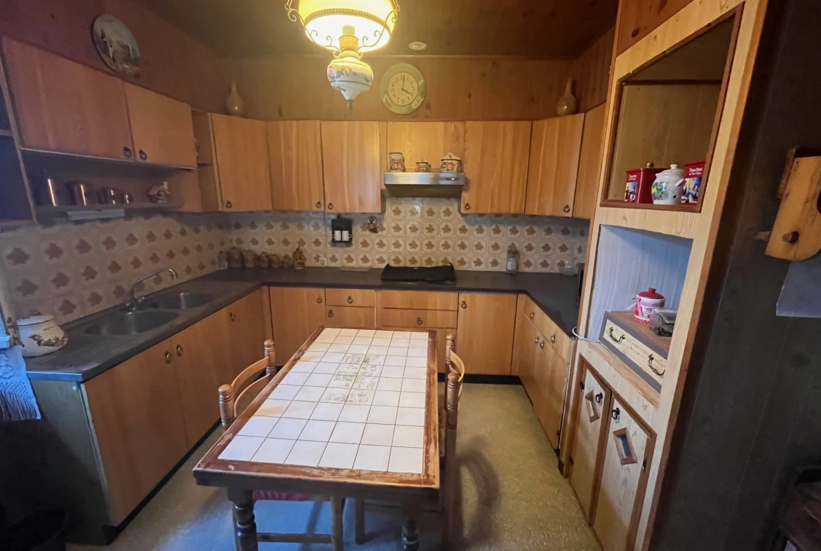 Maison ancienne à rénover avec dépendances et jardin en Provence 