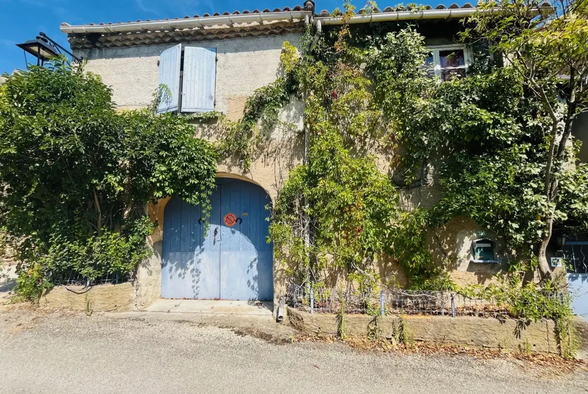 Maison ancienne à rénover avec dépendances et jardin en Provence 