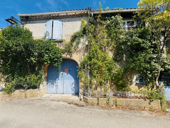 Maison ancienne à rénover avec dépendances et jardin en Provence