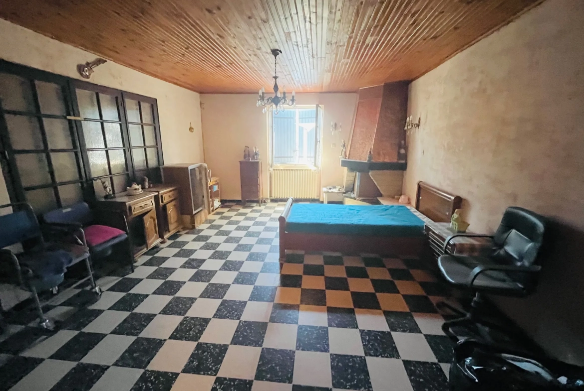 Maison ancienne à rénover avec dépendances et jardin en Provence 