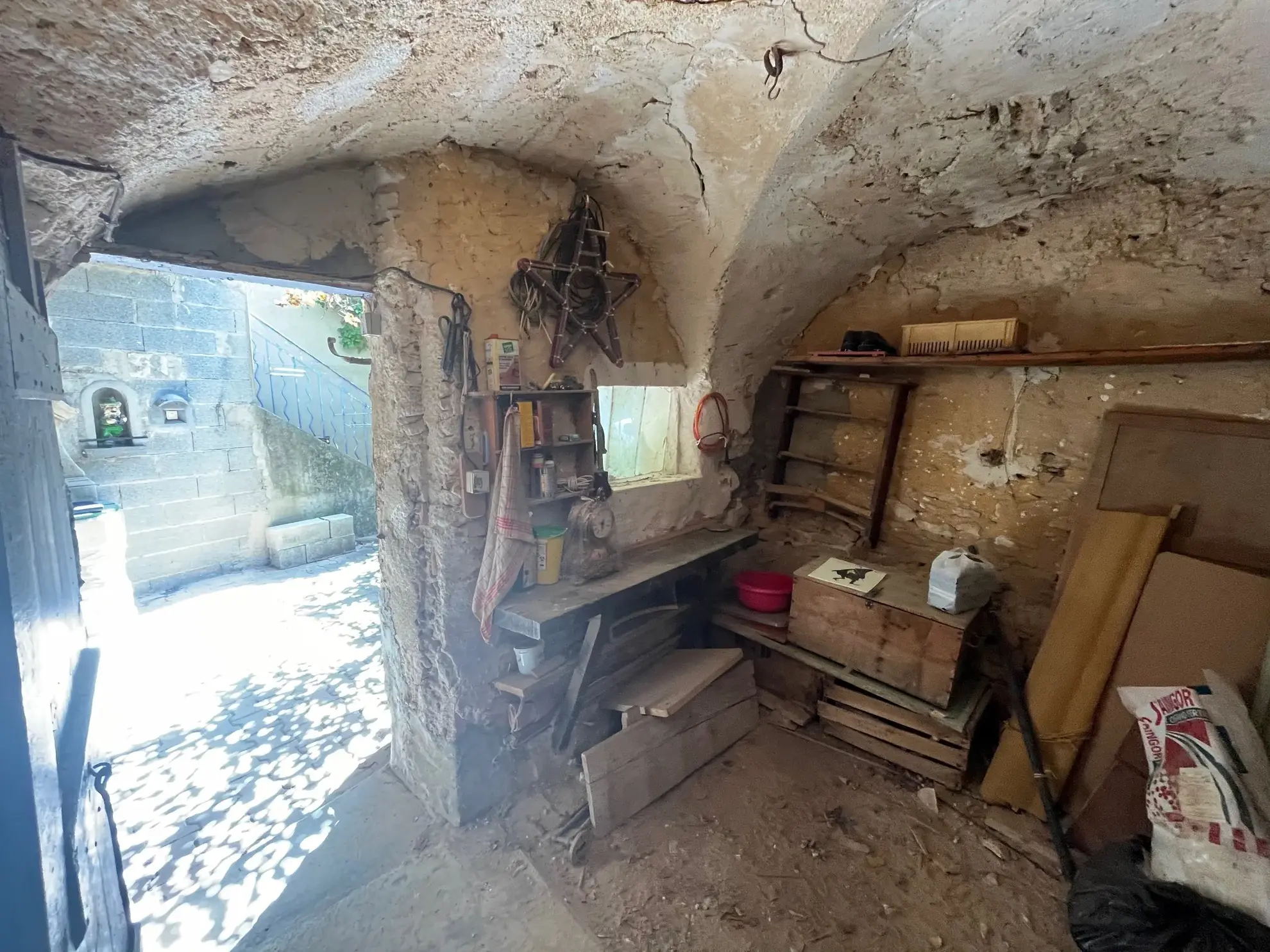 Maison ancienne à rénover avec dépendances et jardin en Provence 