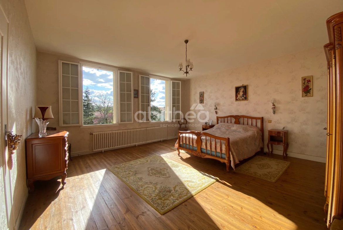 Belle maison charentaise à Javrezac avec dépendances et jardin piscinable 