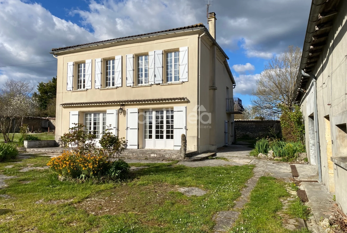Belle maison charentaise à Javrezac avec dépendances et jardin piscinable 