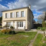Belle maison charentaise à Javrezac avec dépendances et jardin piscinable