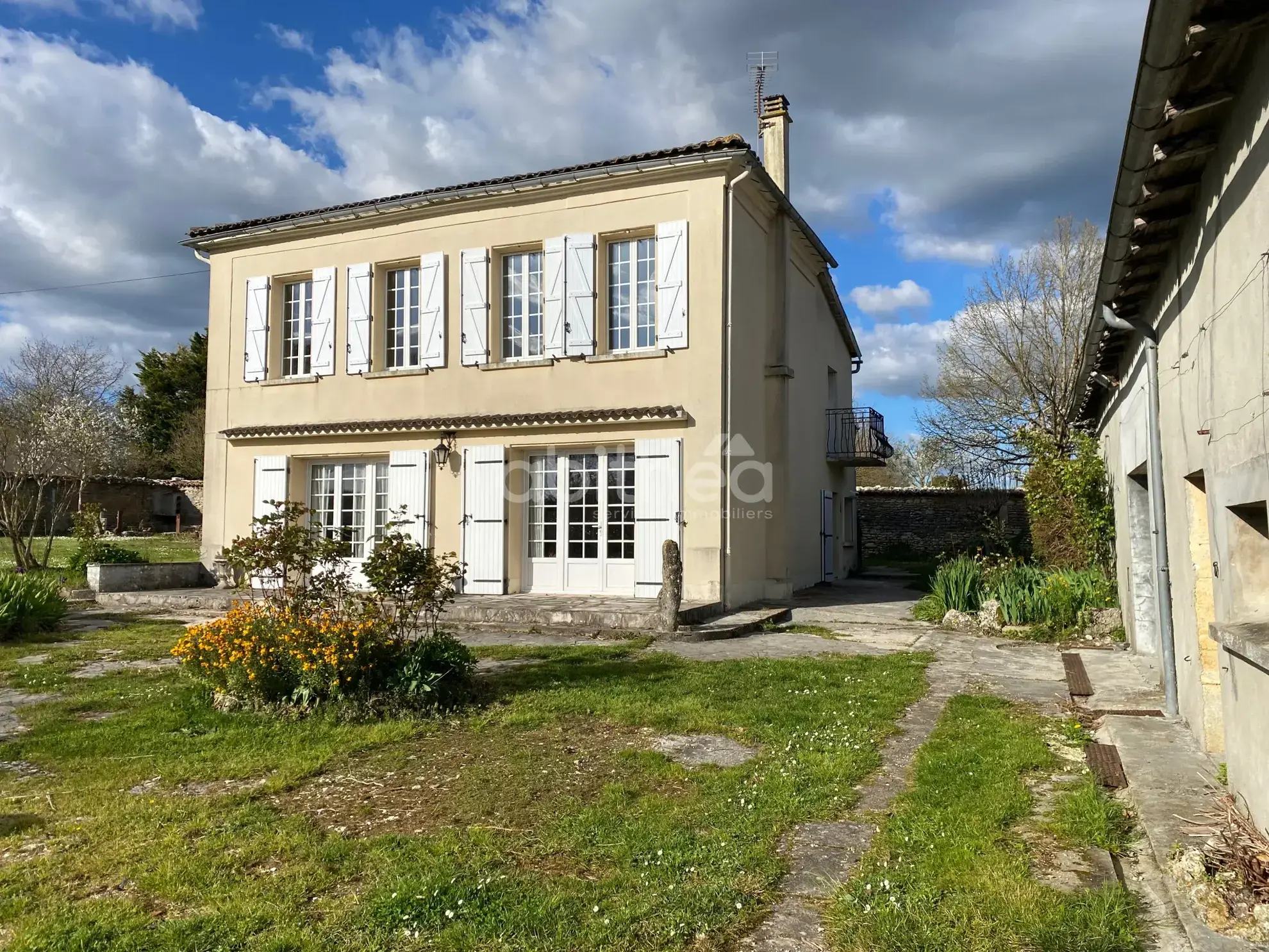 Belle maison charentaise à Javrezac avec dépendances et jardin piscinable 