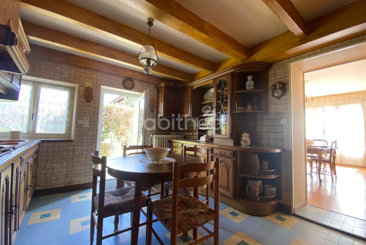 Belle maison charentaise à Javrezac avec dépendances et jardin piscinable 