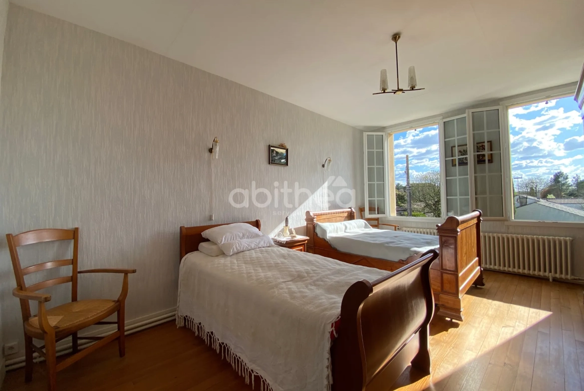 Belle maison charentaise à Javrezac avec dépendances et jardin piscinable 