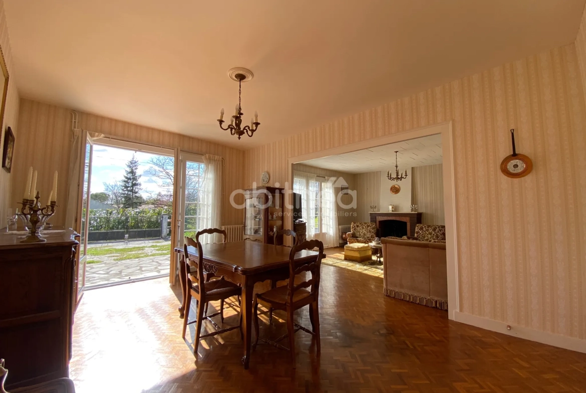 Belle maison charentaise à Javrezac avec dépendances et jardin piscinable 
