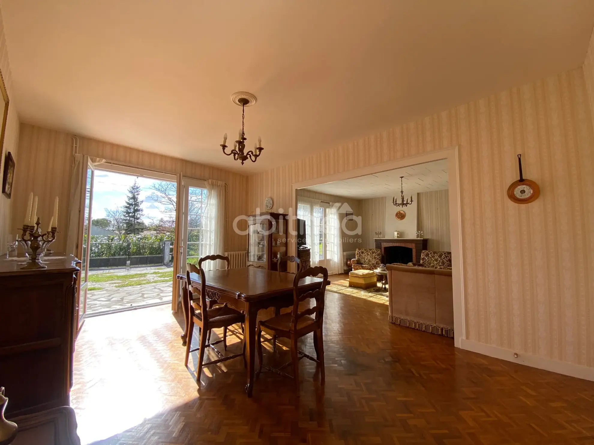 Belle maison charentaise à Javrezac avec dépendances et jardin piscinable 