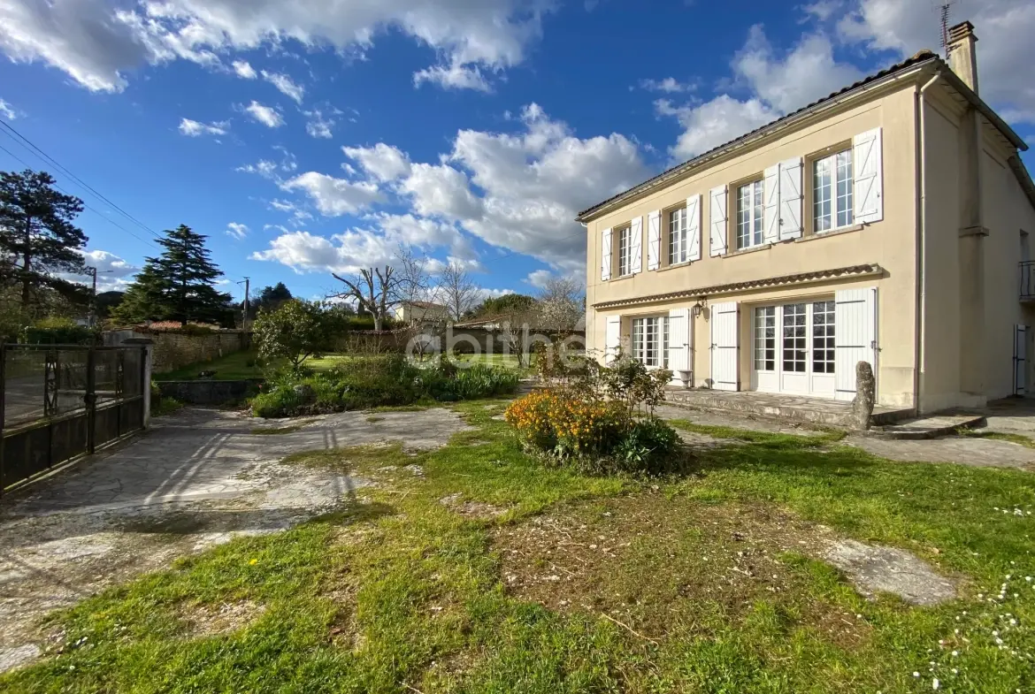 Belle maison charentaise à Javrezac avec dépendances et jardin piscinable 