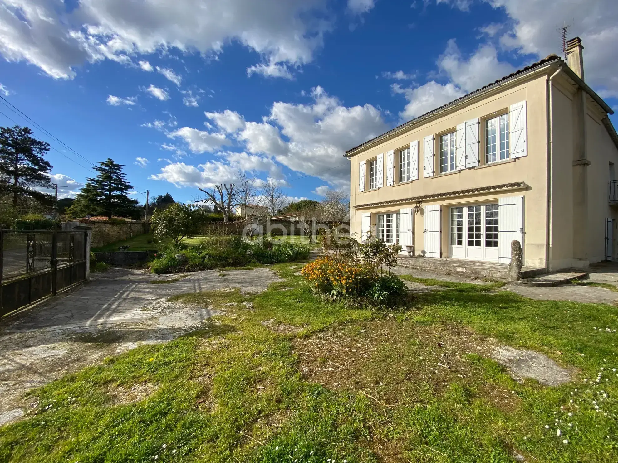 Belle maison charentaise à Javrezac avec dépendances et jardin piscinable 