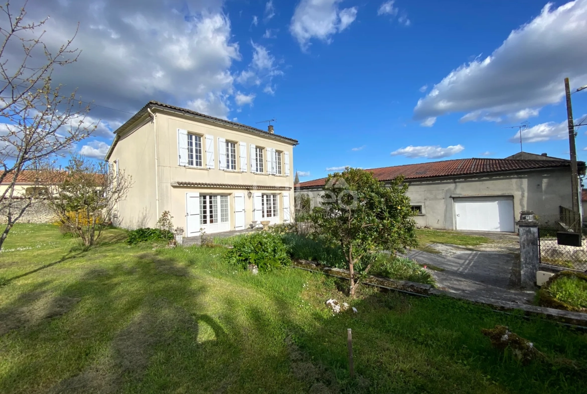 Belle maison charentaise à Javrezac avec dépendances et jardin piscinable 