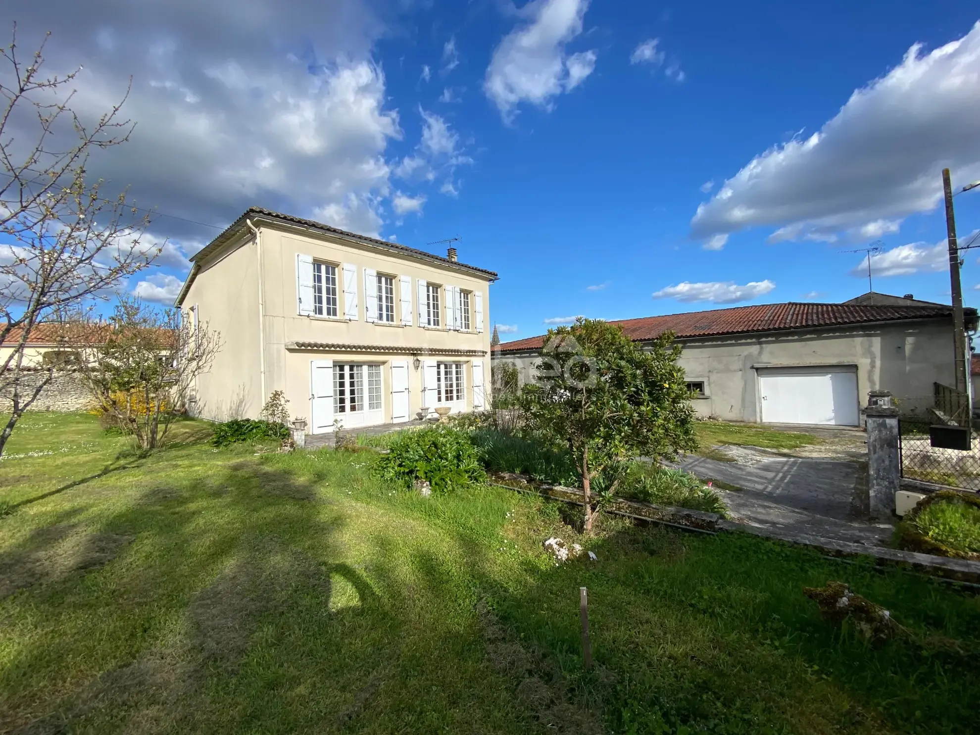 Belle maison charentaise à Javrezac avec dépendances et jardin piscinable 