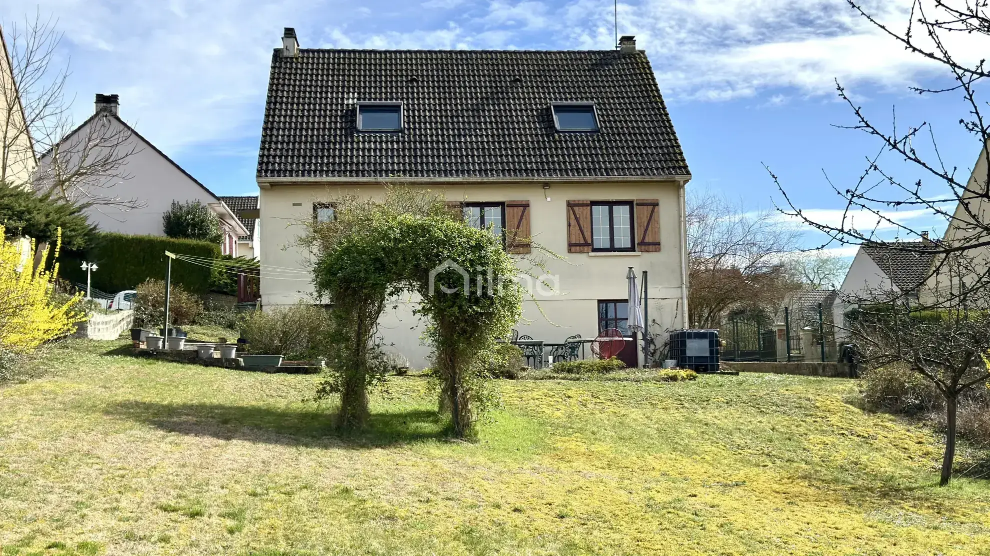 Maison 133 m2 à vendre à Crouy-sur-Ourcq avec vue village et terrain spacieux 