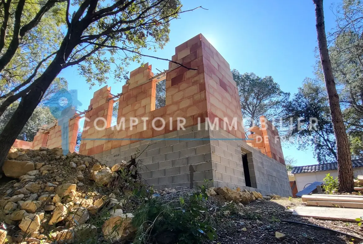 Villa de plain-pied de 138m² à Gaujac, terrain de 1995m² avec garage et abri, travaux en cours 