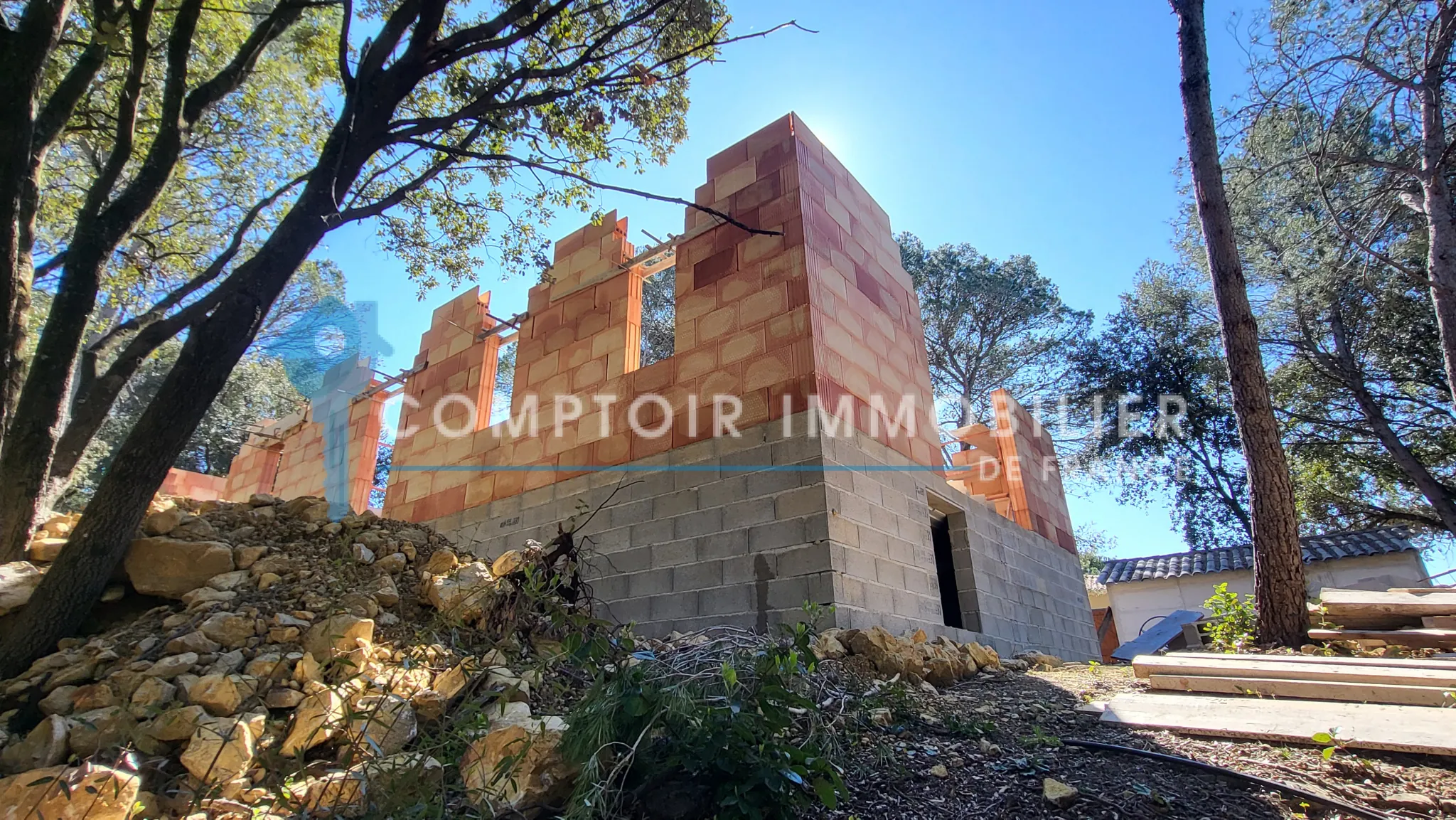 Villa de plain-pied de 138m² à Gaujac, terrain de 1995m² avec garage et abri, travaux en cours 