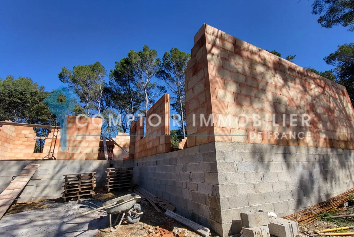 Villa de plain-pied de 138m² à Gaujac, terrain de 1995m² avec garage et abri, travaux en cours 